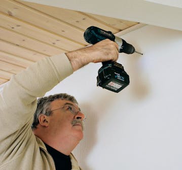 Ventilator badeværelse: Bor hul i væggen Ventilator badeværelse: Bor hul i væggen med et søgebor